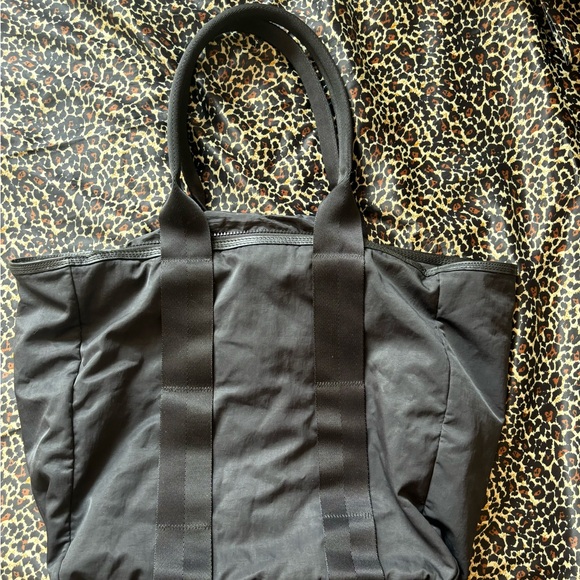 Kenzo Paris black tote bag and zipper pocket inside.
Dust bag included - Picture 3 of 4